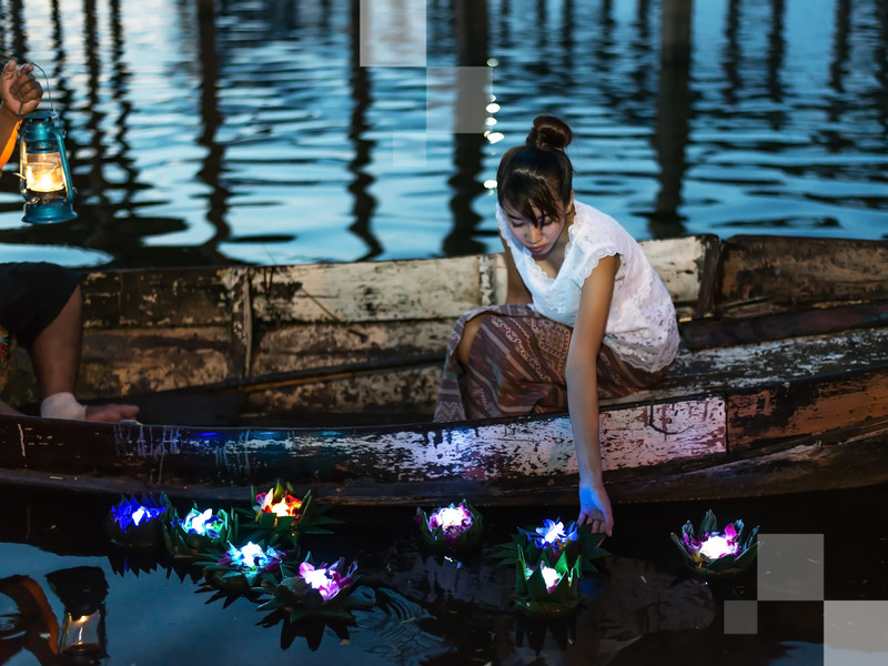 Contempla los canales de Bangkok iluminados por linternas